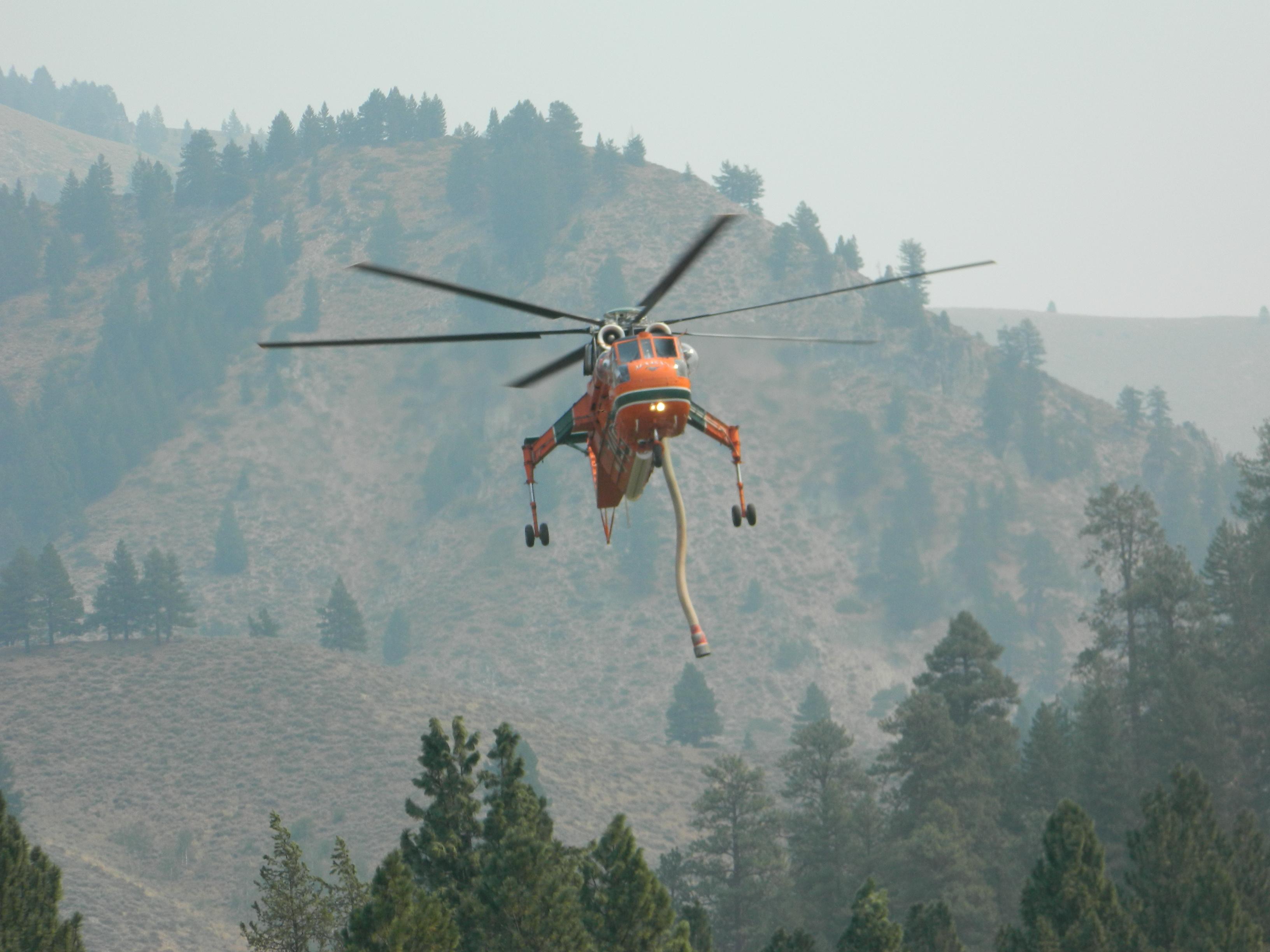Elicoptere Black Hawk luptă cu incendiul din Parcul Național Domogled - Valea Cernei