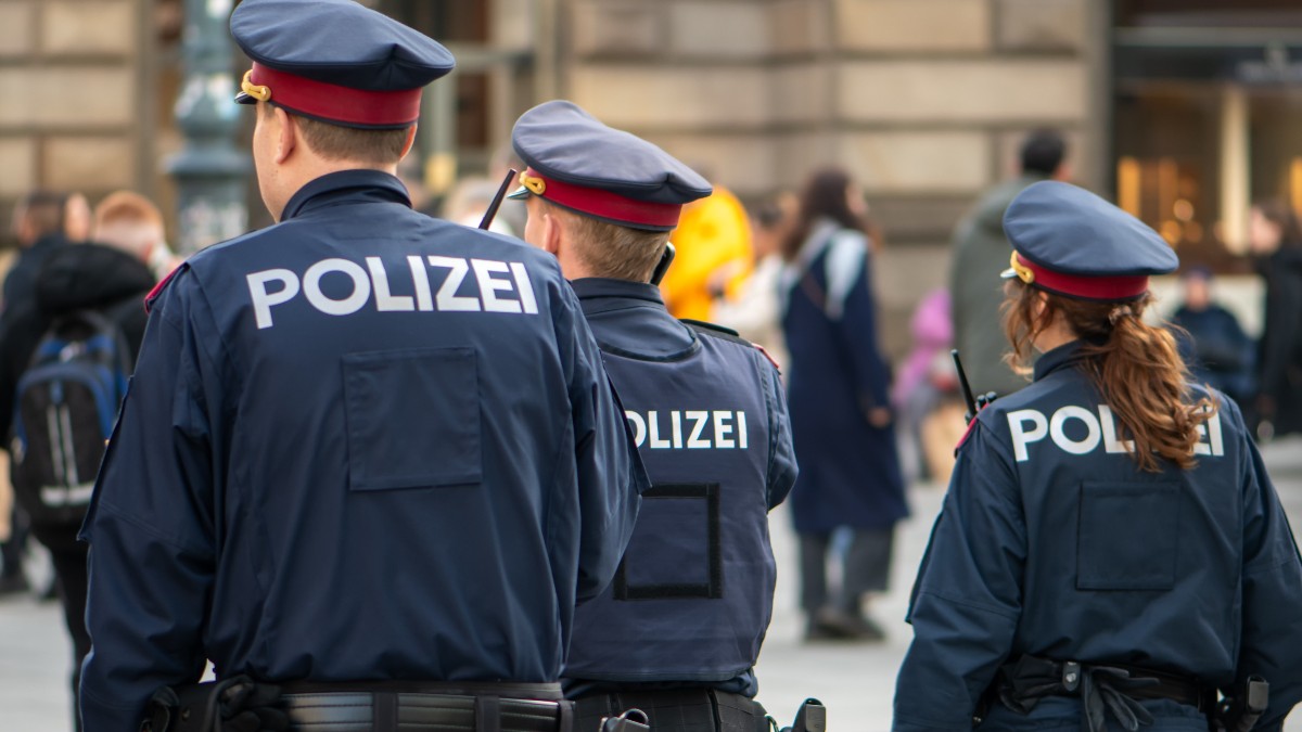 Un român a atacat polițiștii cu o bară de fier în Viena, după ce chiar el solicitase ajutorul