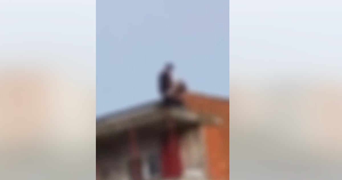 Tineri filmați în act sexual pe acoperișul unui bloc din Oradea au fost identificați de poliție