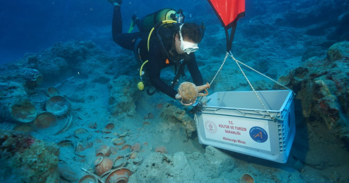 Mii de artefacte de peste 2.100 de ani recuperate de pe o epavă în Antalya