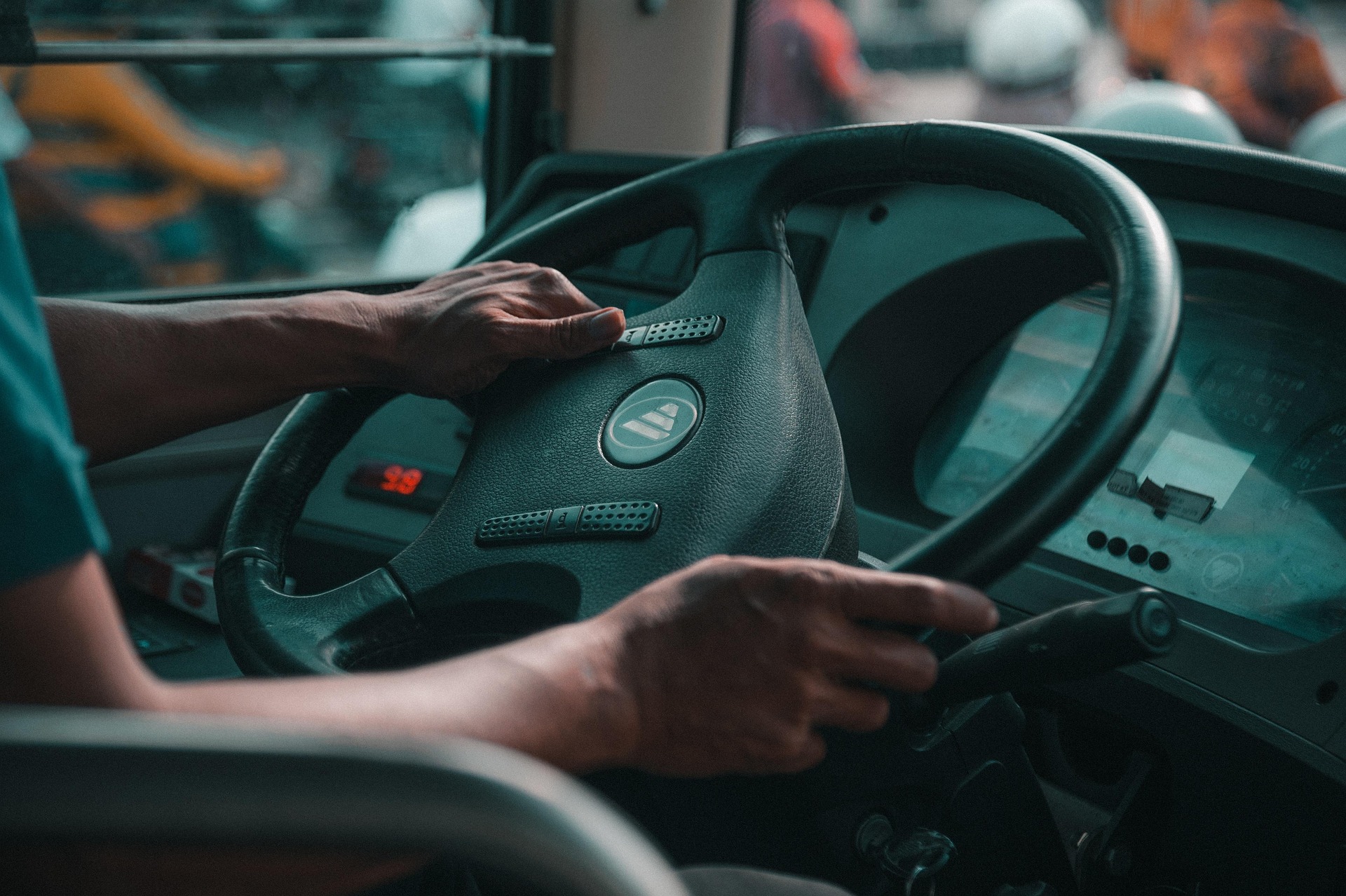 Incident de discriminare în Italia: Șofer de autobuz ar fi refuzat o adolescentă de 14 ani accesul la transport
