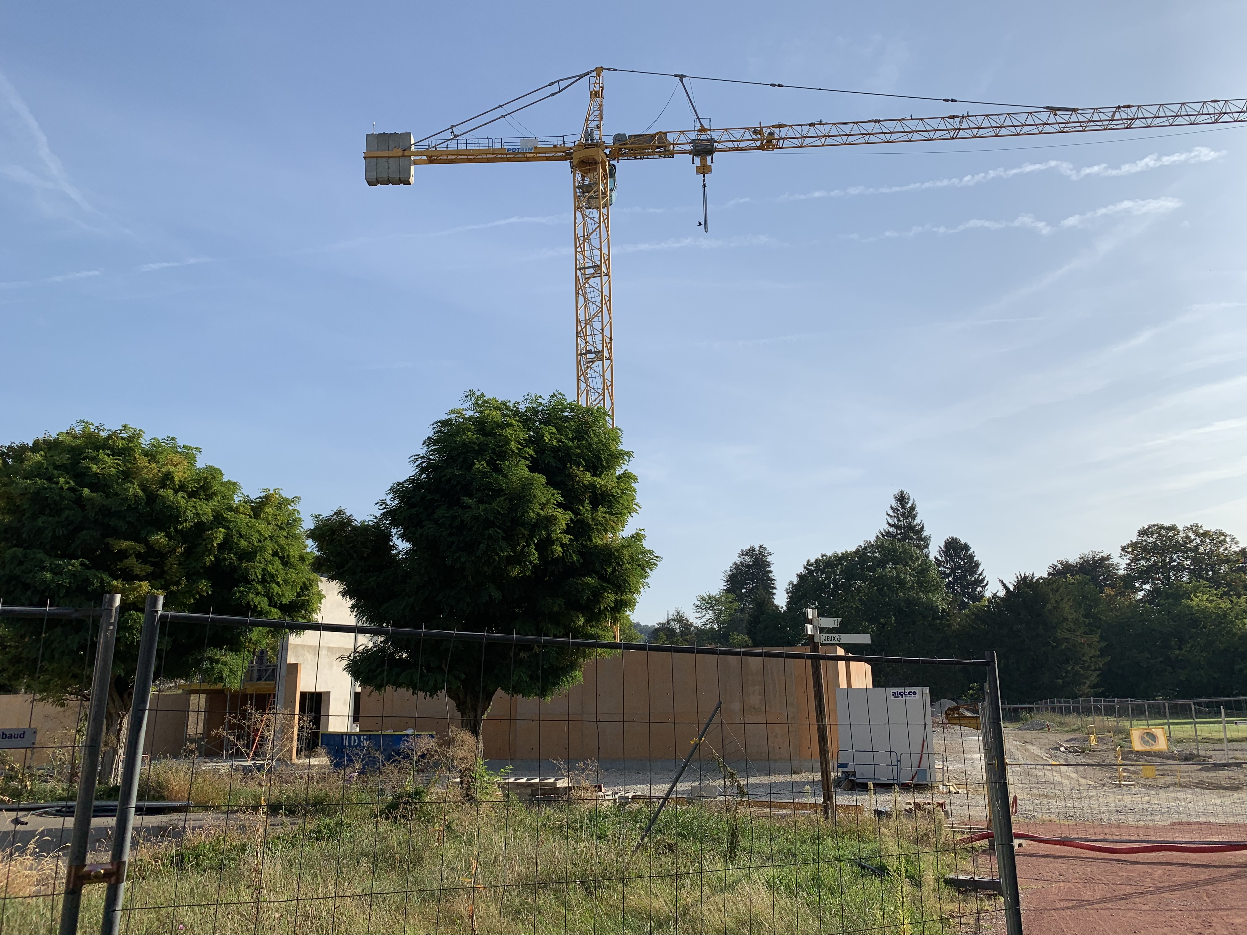 Autorizațiile de construire pentru locuințe au scăzut cu peste 12% în primele opt luni ale anului