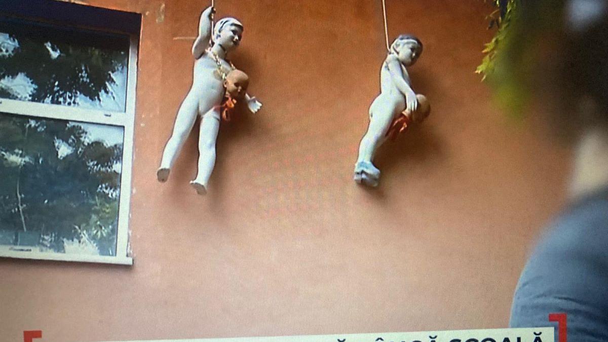 Scene de groază la o școală din București: manechine macabre și un bărbat dezbrăcat îngroaie elevii
