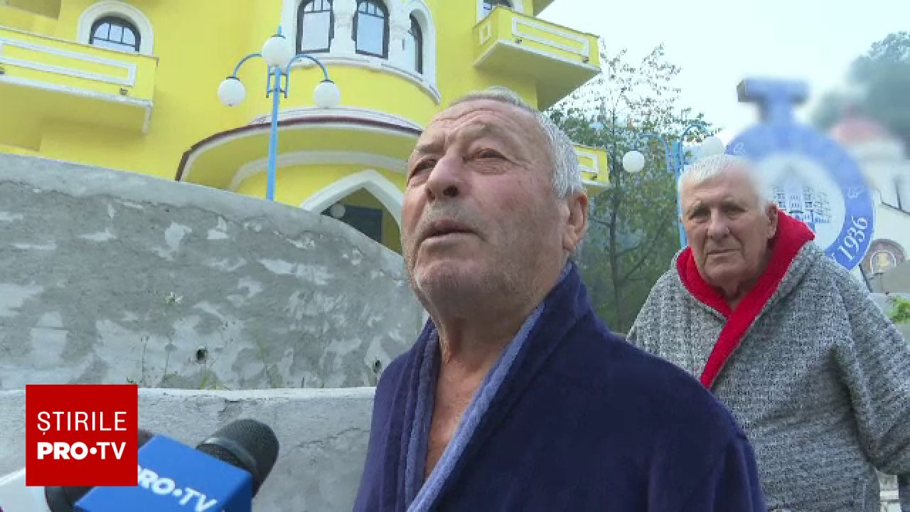 Turiștii părăsesc stațiunea Băile Herculane din cauza incendiului masiv care afectează zona