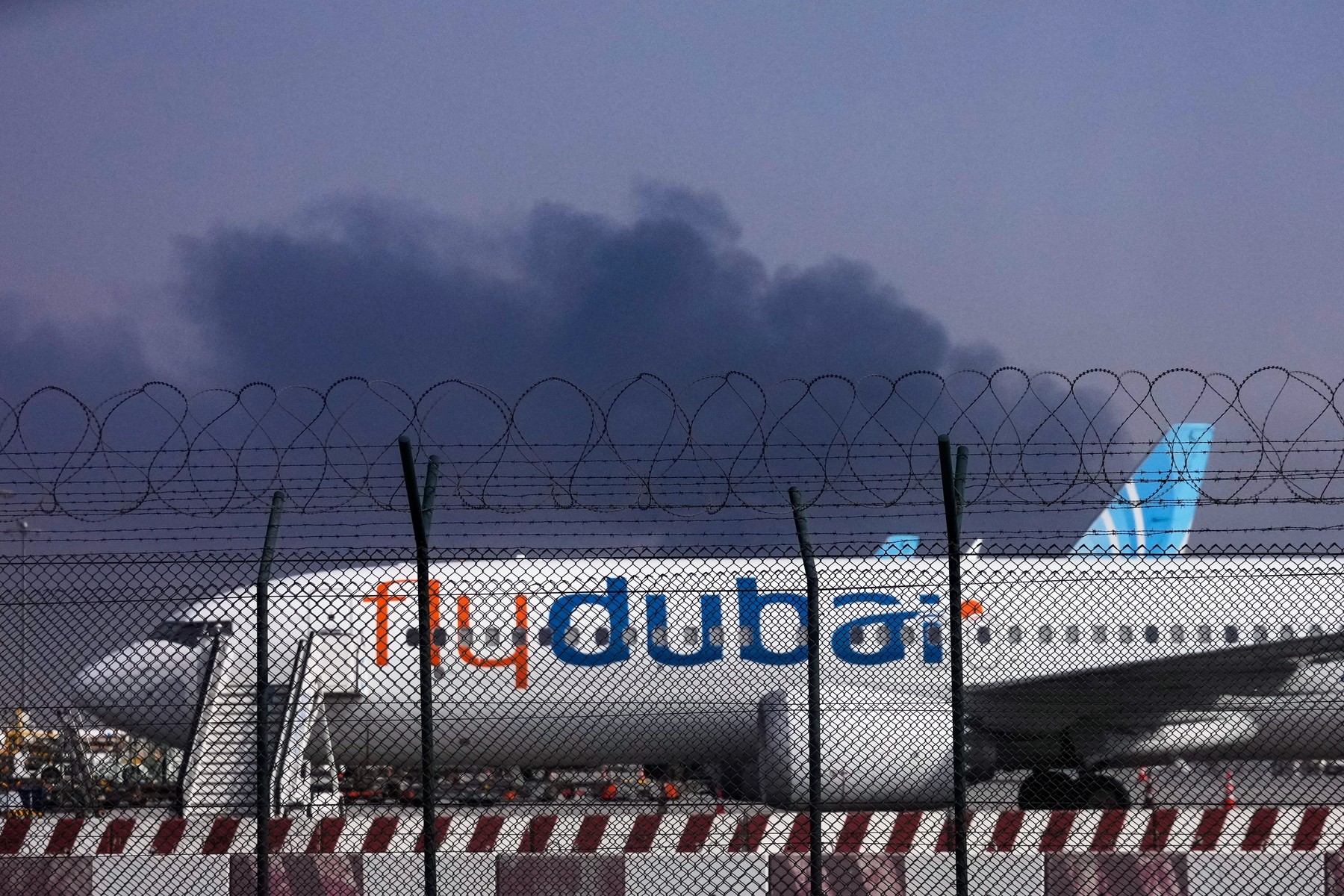 Atac violent la bordul unui avion Flydubai: Pilotul a înjunghiat copilotul, pasagerii au intervenit