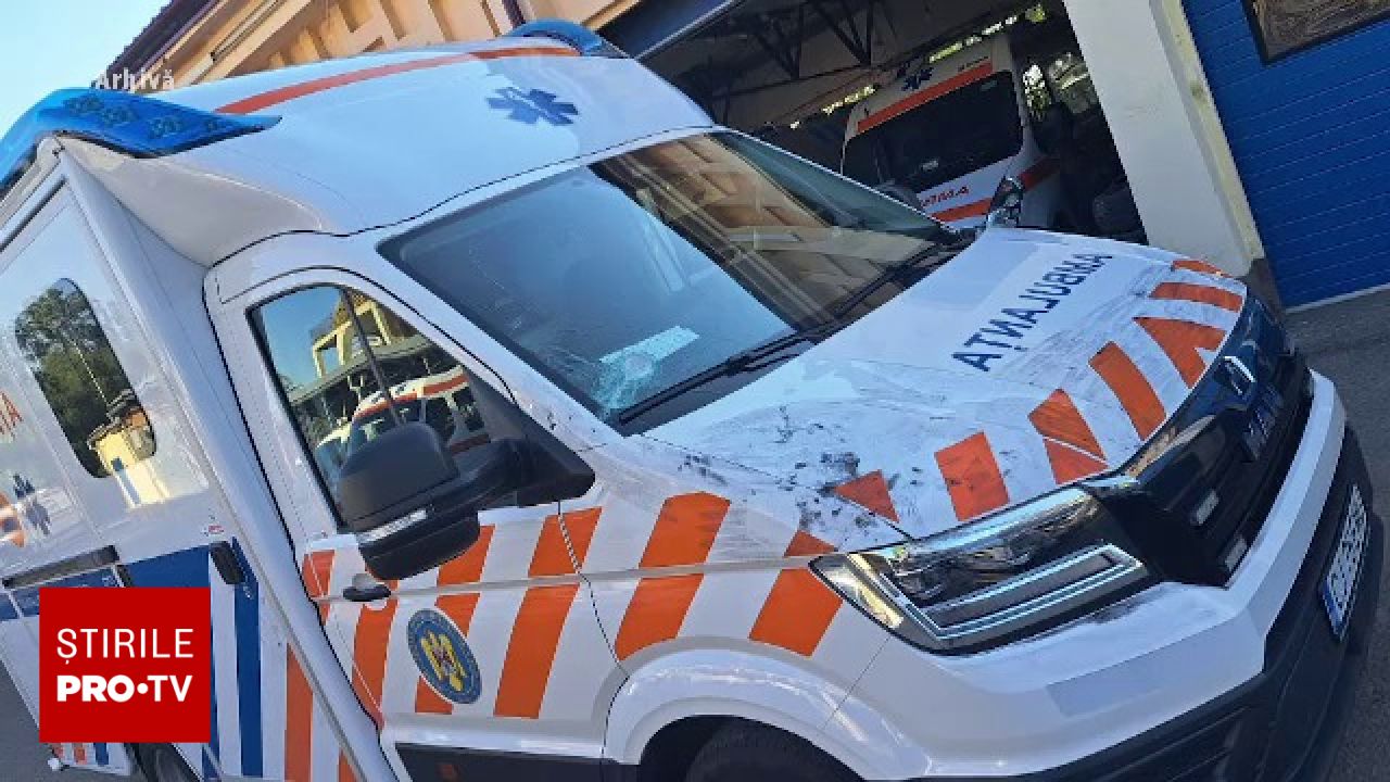 Opt persoane trimise în judecată după ce au atacat o ambulanță cu un topor și pietre în Cluj