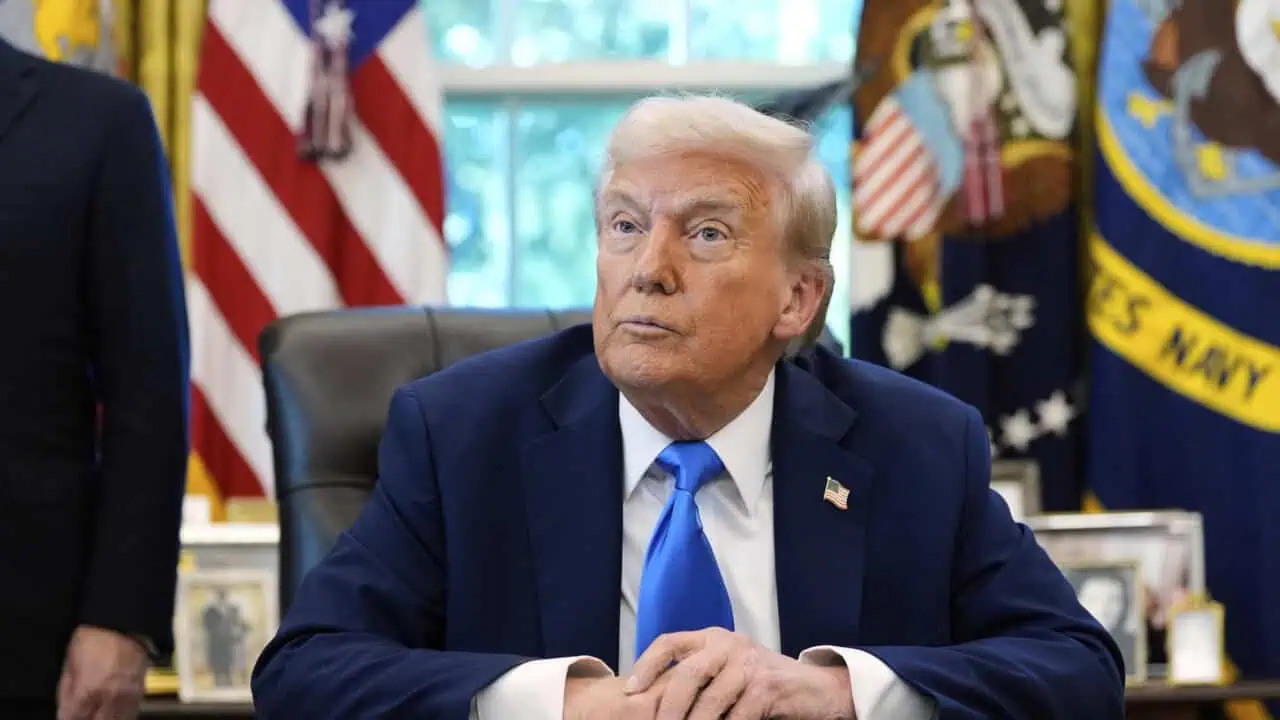 Donald Trump analizează interzicerea exporturilor de motorină, dar avertizează asupra prețului benzinei
