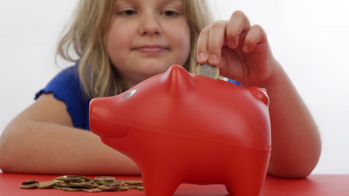 Calendarul alocațiilor din octombrie 2026: Când primesc familiile banii pe card sau prin poștă