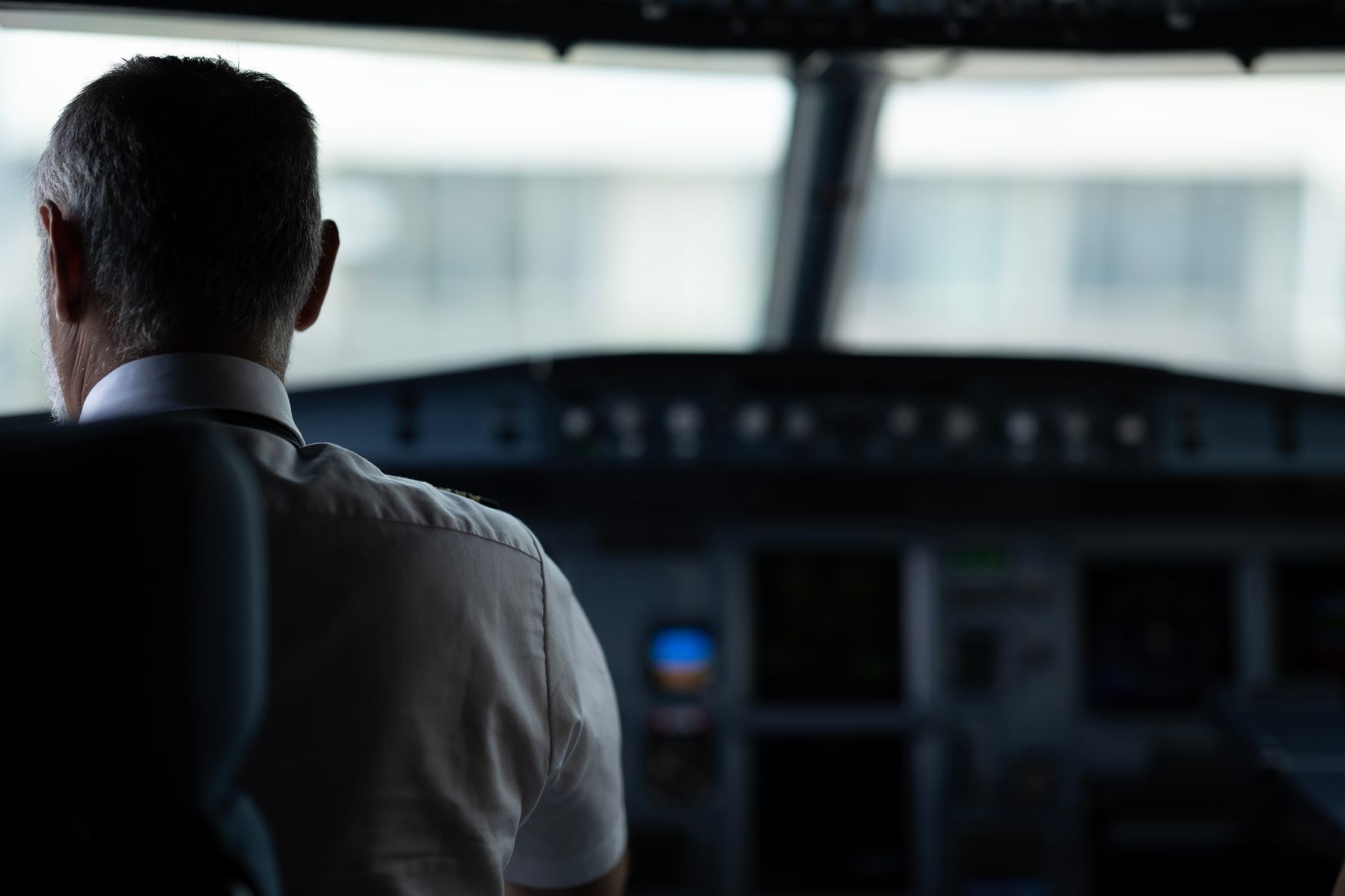 Un instalator a salvat un avion FlyDubai în picaj după ce a imobilizat un copilot agresor