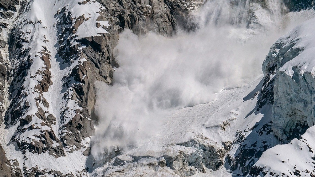 Tragedie în Nepal: 15 muncitori nepalezi au murit după ce o avalanșă a îngropat o tabără montană