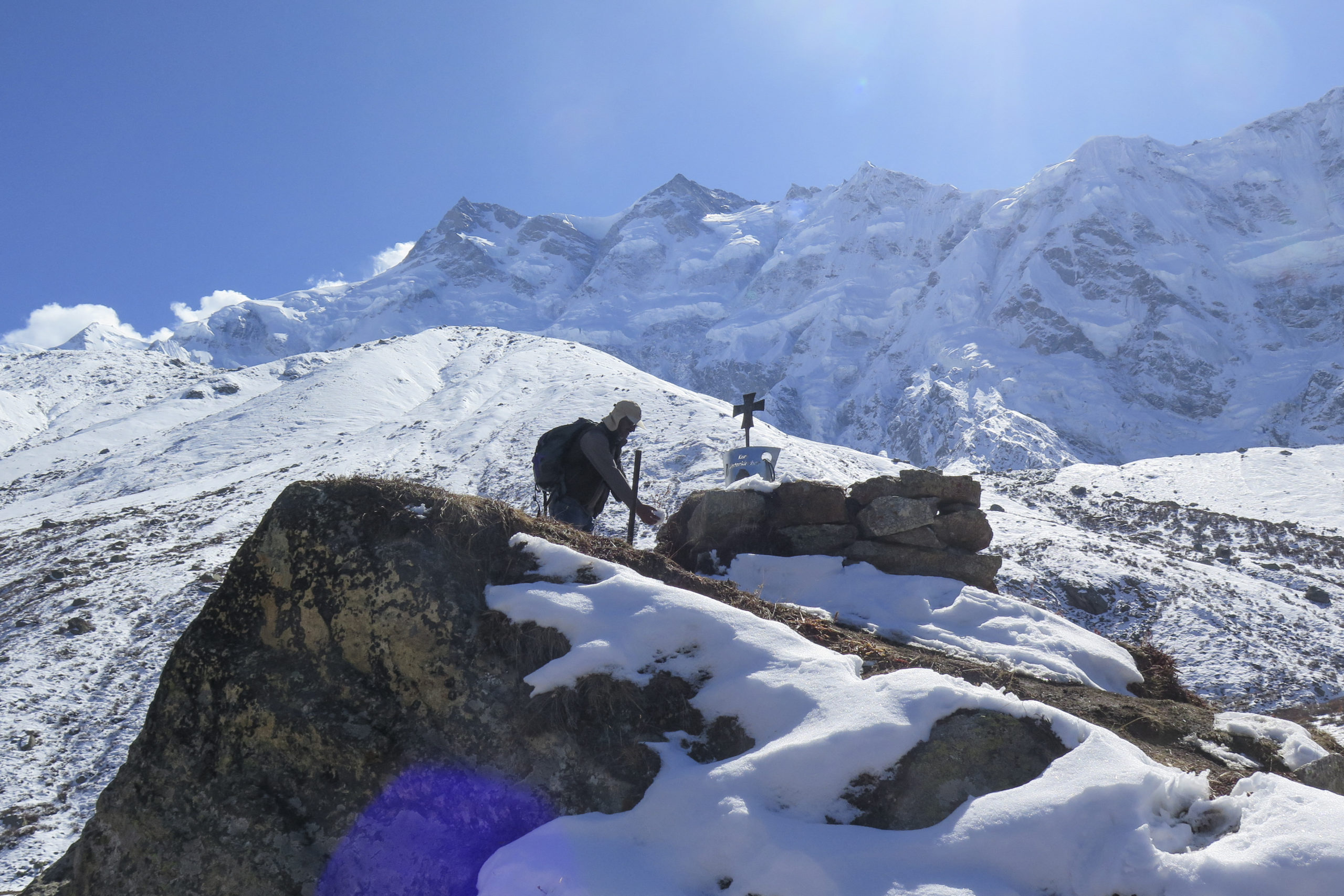Tragedie în Nepal: Cel puțin 15 muncitori au murit după ce o avalanșă a îngropat o tabără montană
