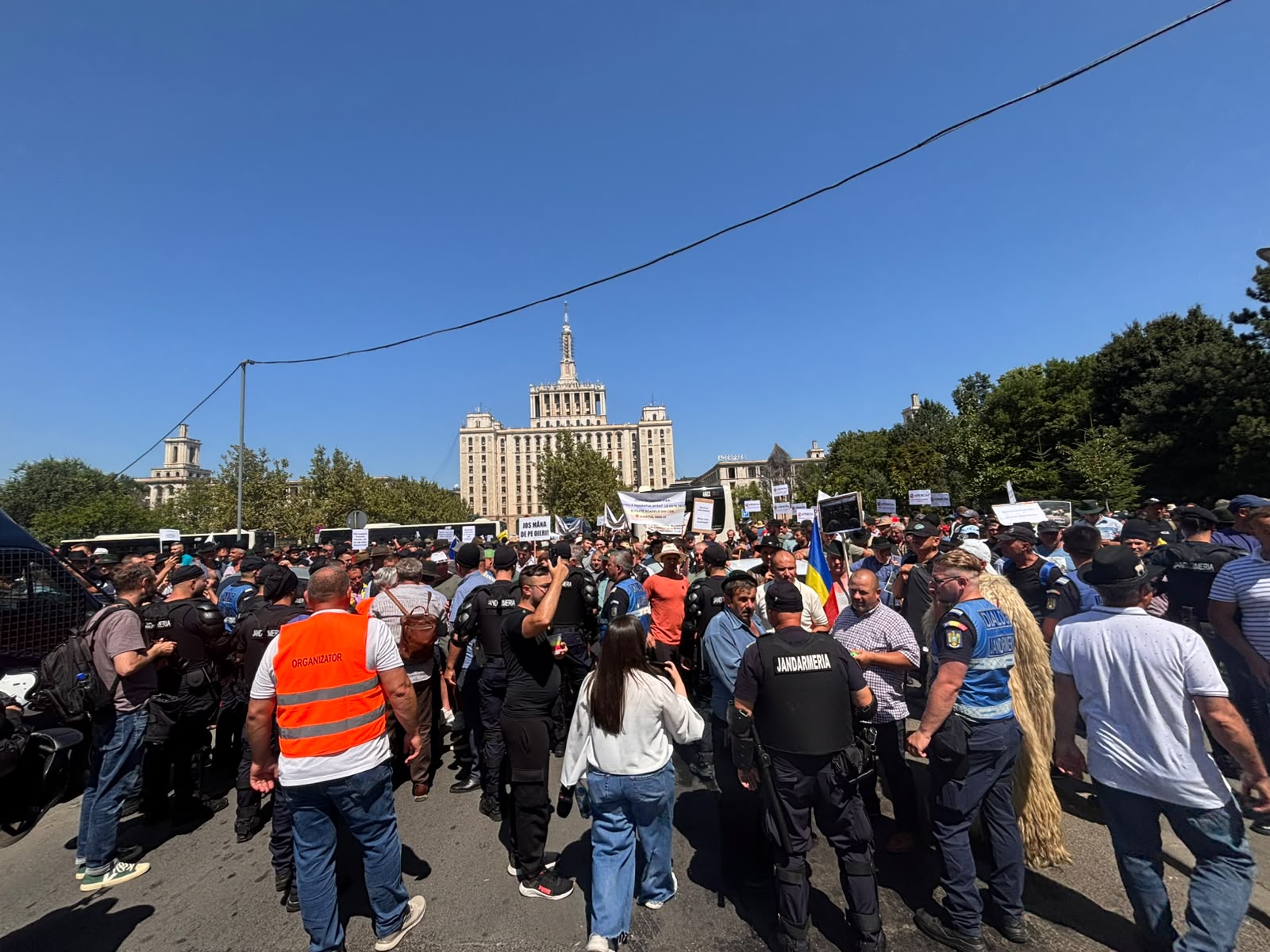 Protest de amploare în fața Guvernului: Fermierii au blocat traficul în Piața Victoriei