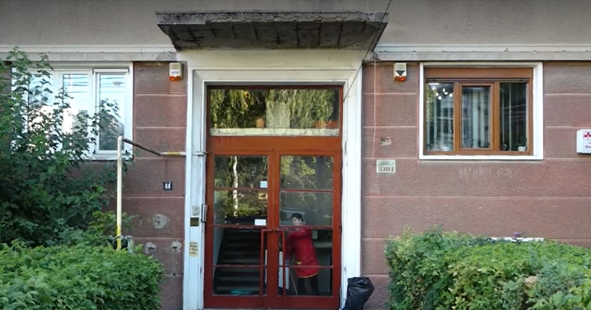 Incident grav în Piatra Neamț: O femeie și un copil au fost loviți de bucăți de tencuială căzute de pe un bloc