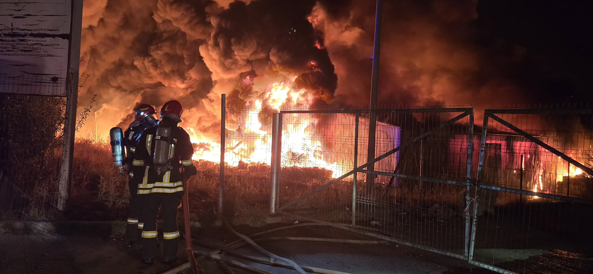 Incendiu de amploare la o hală de reciclare deșeuri în apropierea orașului Sibiu