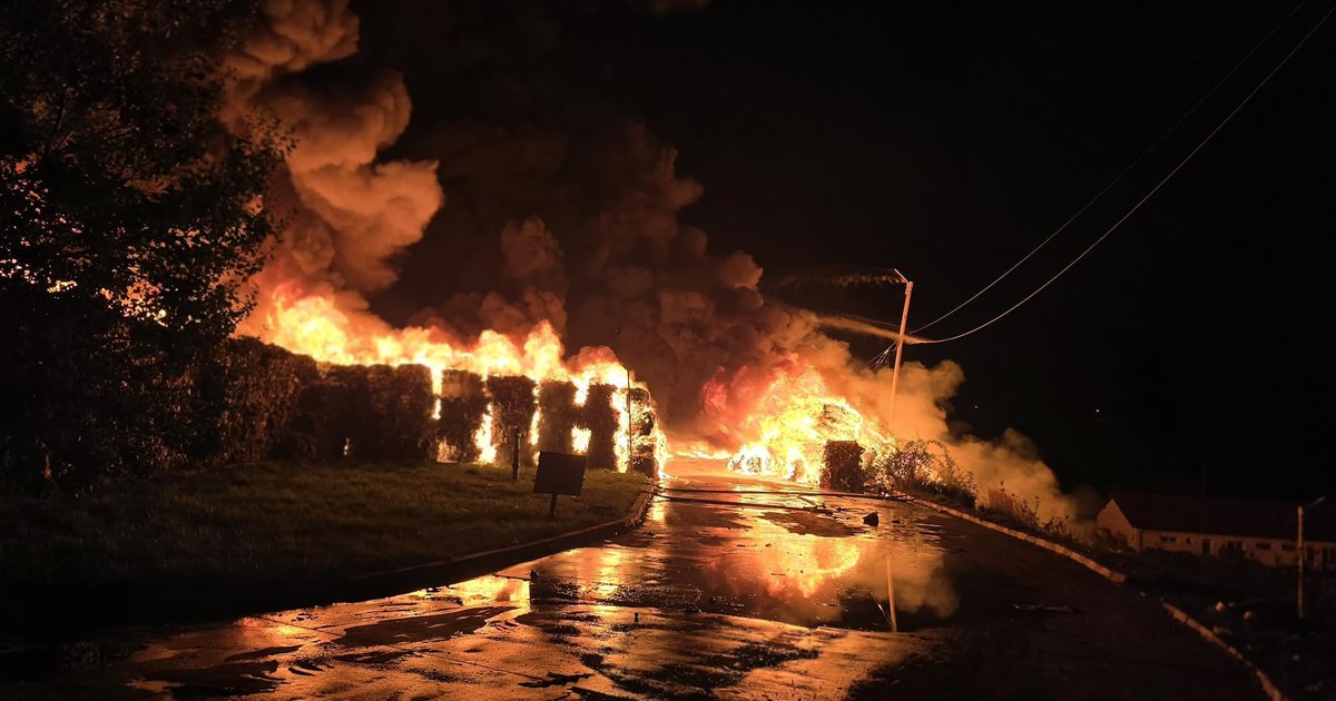 Incendiu de amploare la o stație de reciclare deșeuri lângă Sibiu, a fost emis alertă RO-Alert