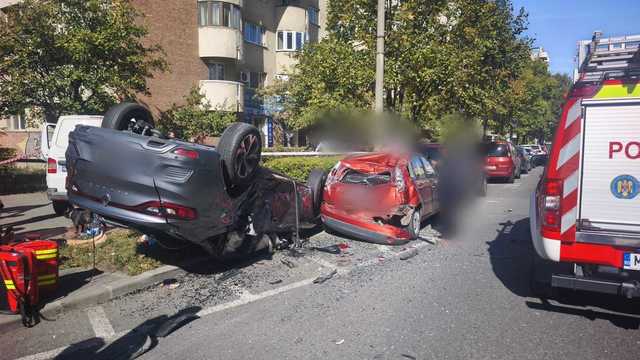 Accident violent în Cluj-Napoca: Un autoturism s-a răsturnat peste mașini parcate după o coliziune