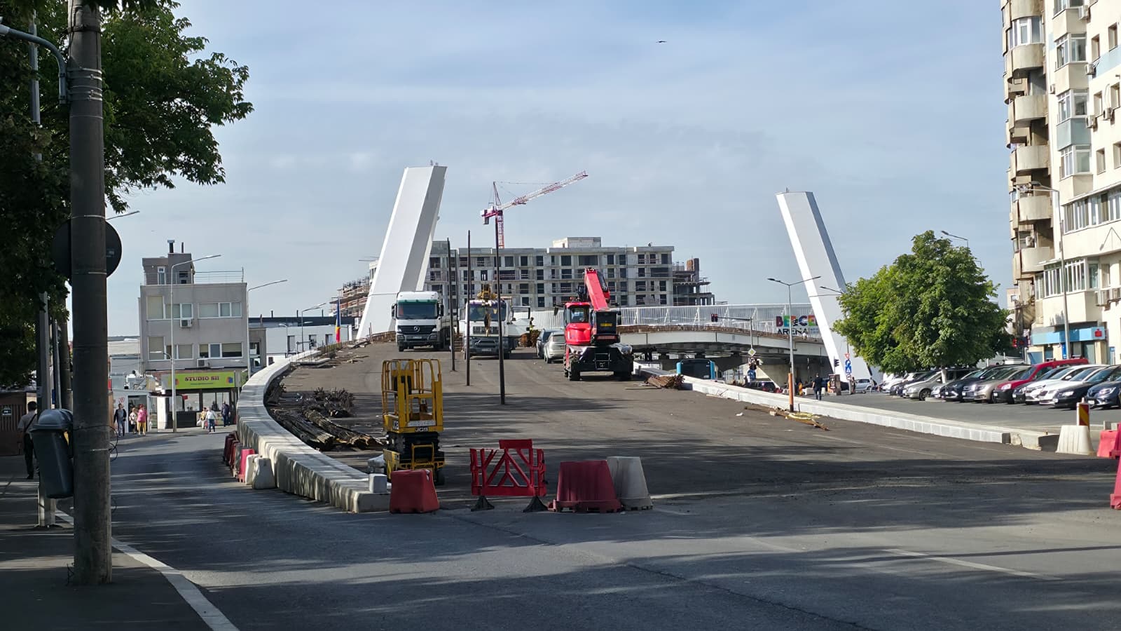 Lucrările la Pasajul Apărătorii Patriei din Sectorul 4 avansează: a fost montat al doilea stâlp excentric