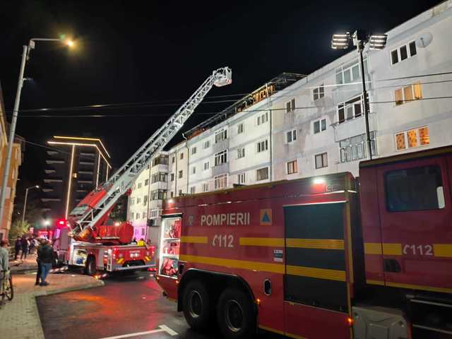 Incendiu major la un bloc din Suceava: acoperișul a ars pe o suprafață de 400 de metri pătrați