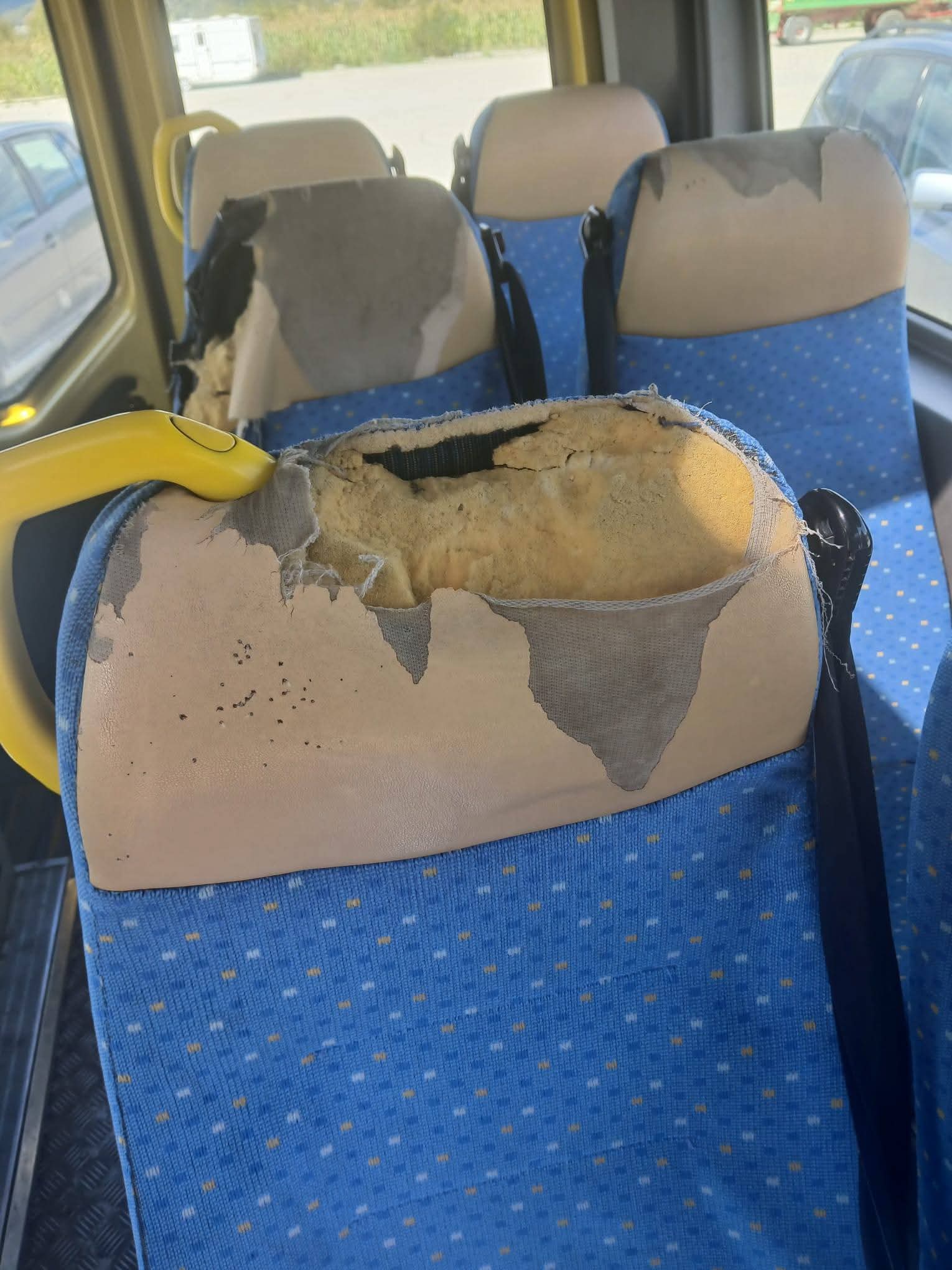 Microbuzul școlar din comuna Copăceni-Racovița a fost vandalizat chiar în prima zi de școală