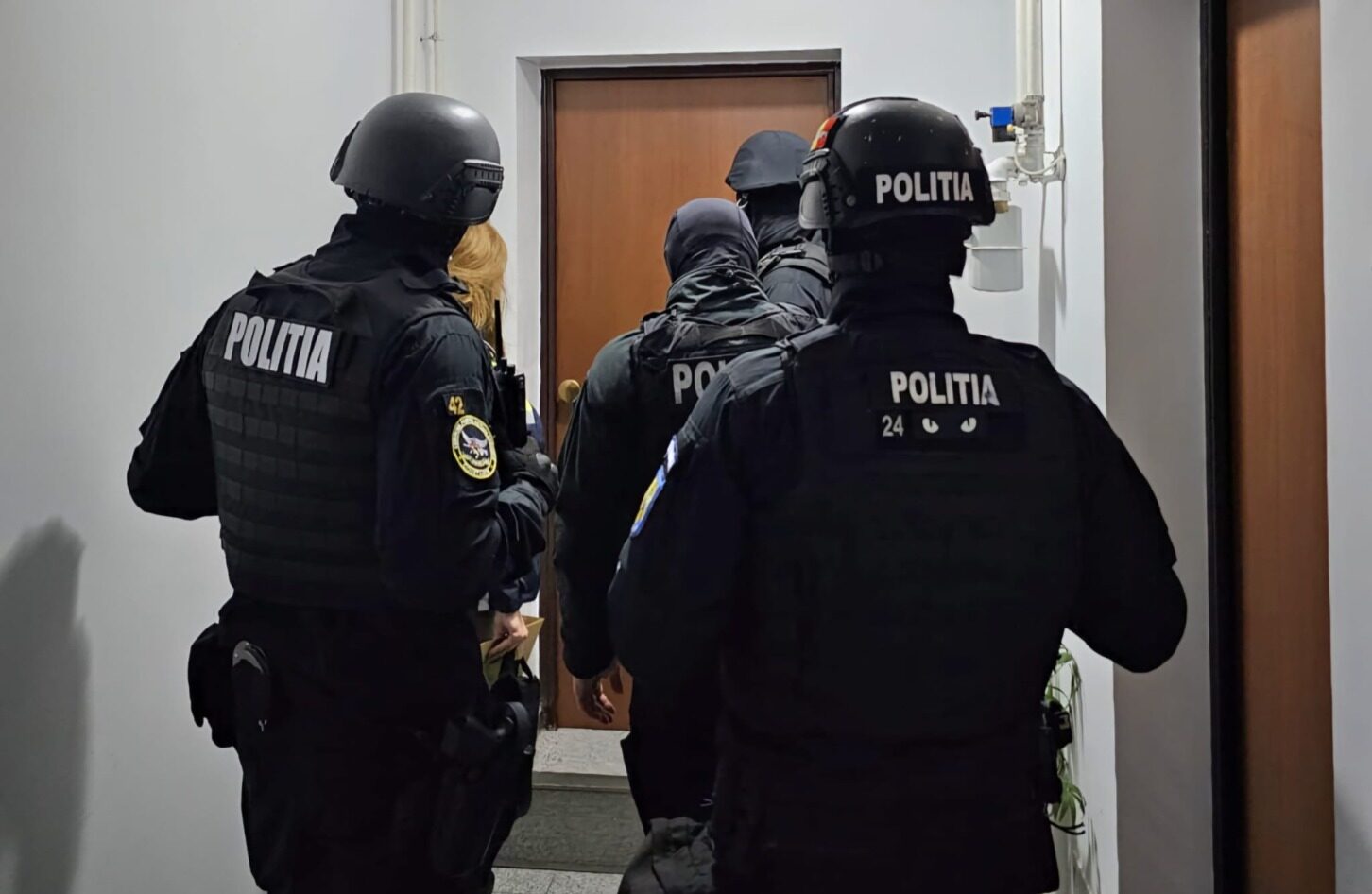 Rețea de tip piramidal pentru trafic de migranți demascată în Caraș-Severin. Șase persoane sunt cercetate