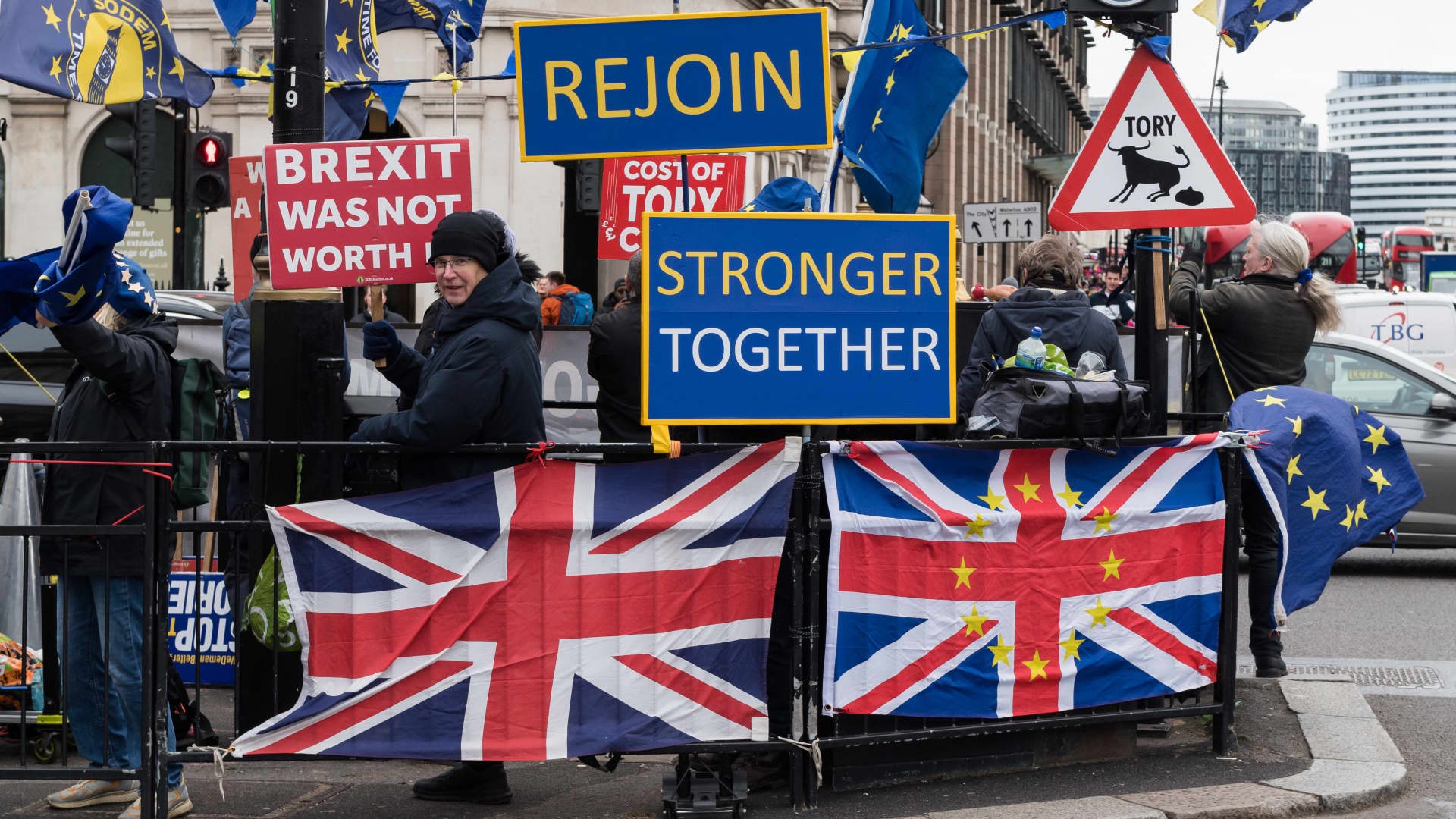 Aproape jumătate dintre britanici susțin revenirea în Uniunea Europeană, arată un sondaj
