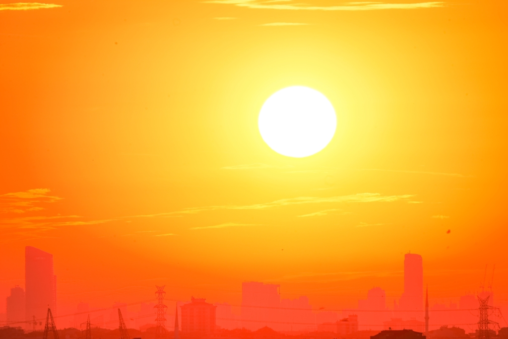 Europa traversează o vară extremă: temperaturi record și riscuri majore pentru sănătate și energie