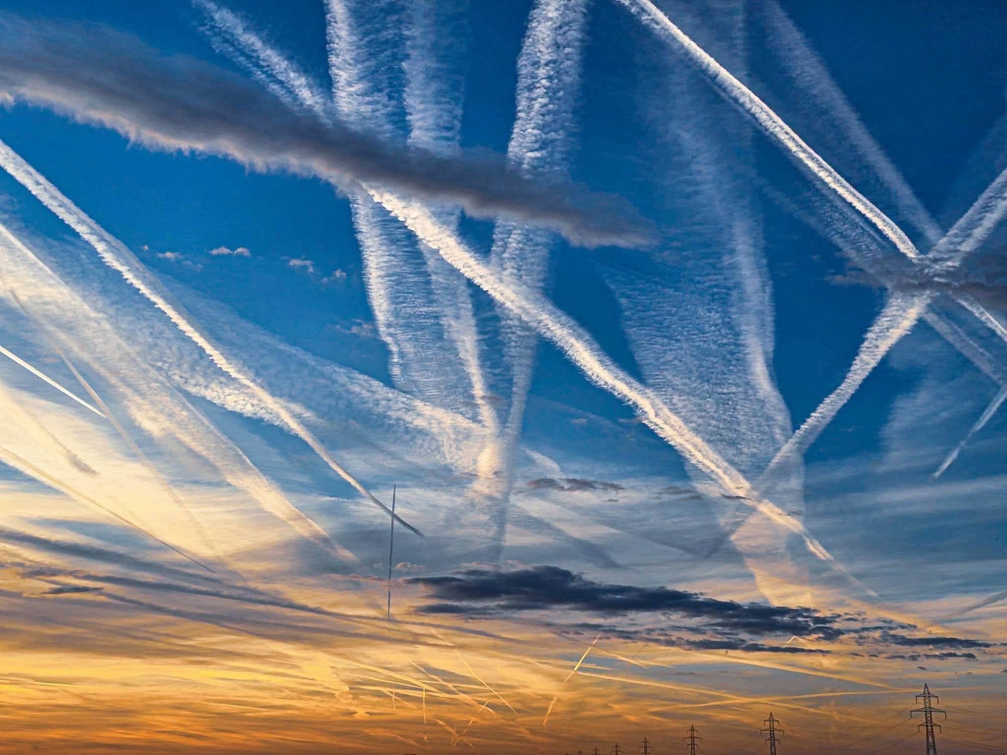 Explicația meteorologilor pentru dârele de pe cerul României în contextul teoriilor conspirației