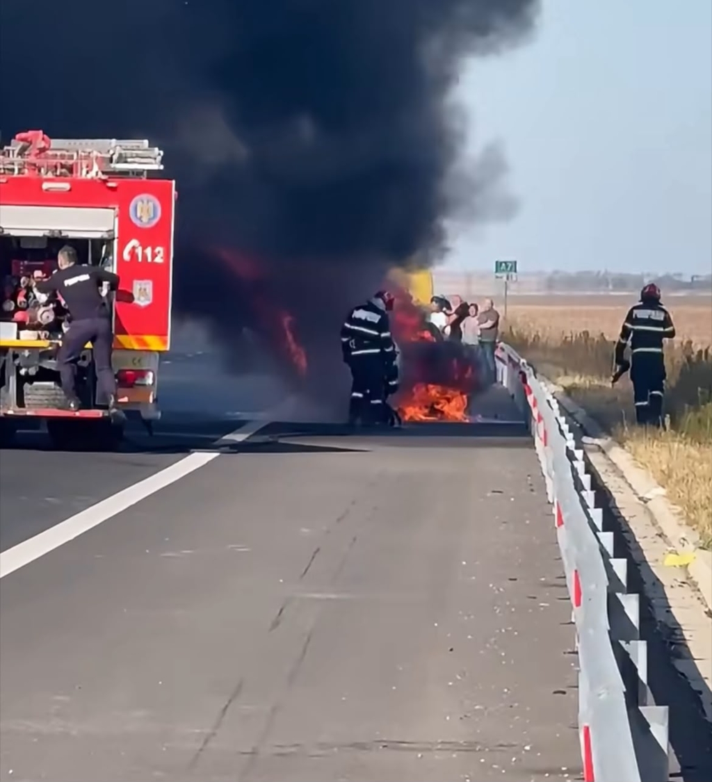 Incendiu pe Autostrada Moldovei: un autovehicul a luat foc, traficul a fost blocat