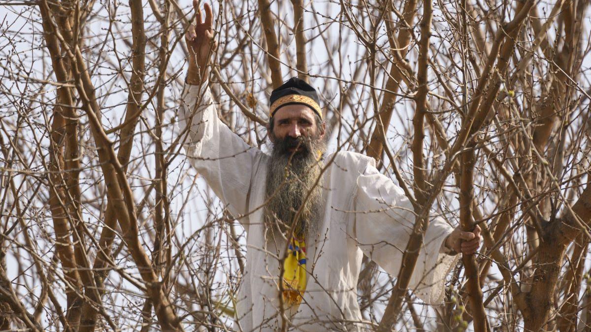 Cezar Avrămuță, cunoscut sub numele de „Stegarul Dac”, a fost reținut în timpul unui protest
