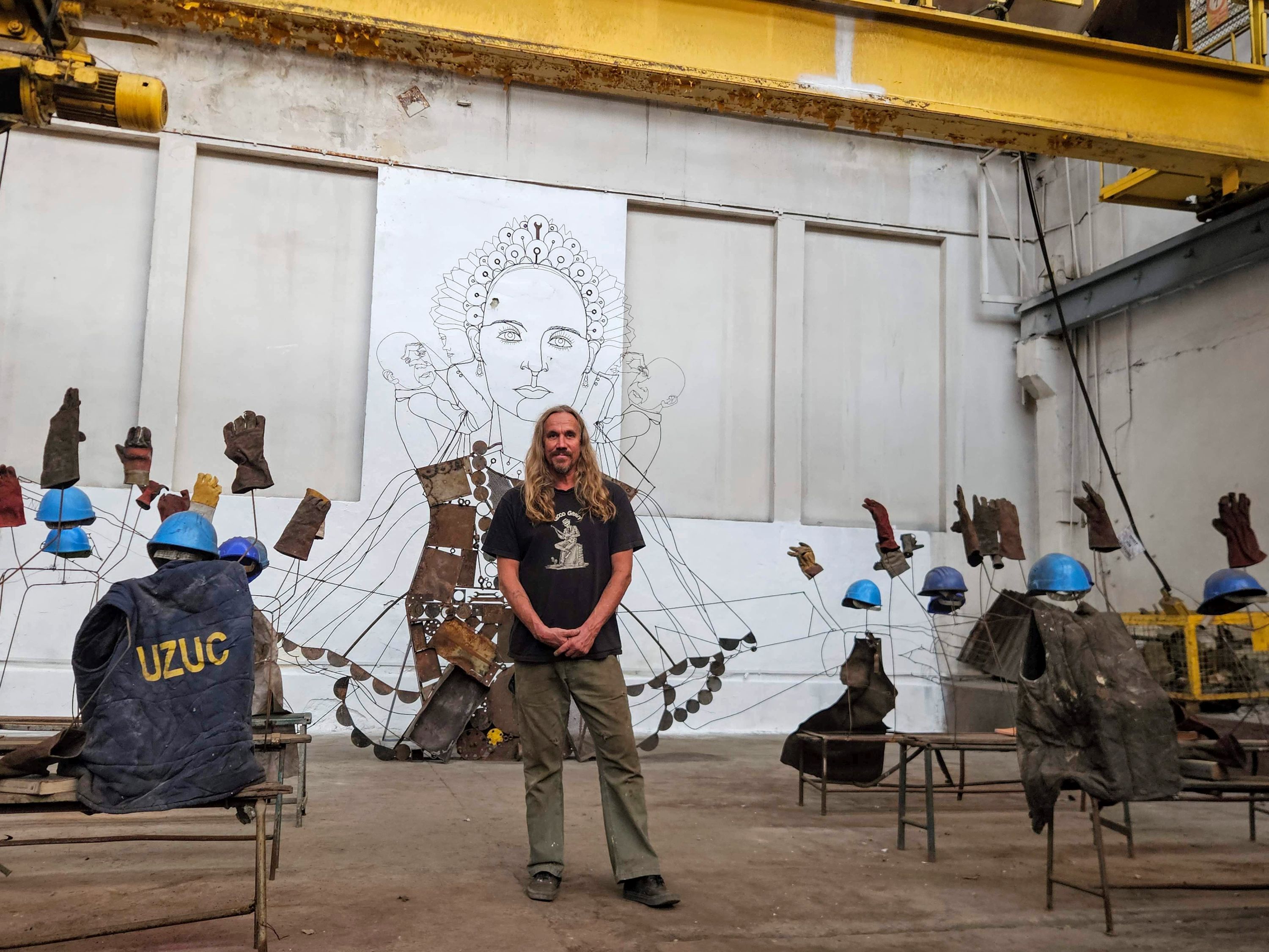 Artistul american Spenser Little a creat o instalație uriașă din sârmă în fabrica UZUC din Ploiești