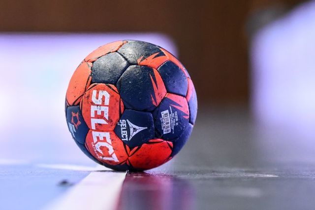 Handbal masculin: Universitatea Cluj a obținut prima victorie din sezon după un duel strâns cu Steaua București