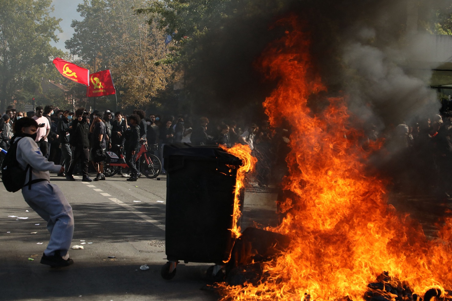 Tensiuni majore în Franța: Protestele studenților au scăpat de sub control, conform șefului poliției din Paris