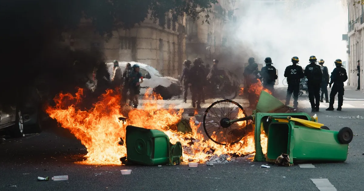 Violențe și distrugeri în Franța: protestele elevilor și studenților au scăpat de sub control