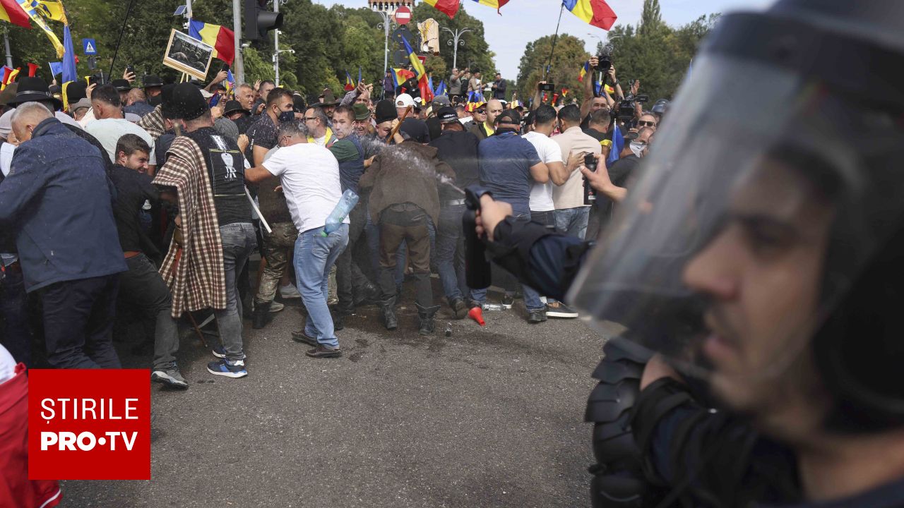 Imbrâncieli în Piața Victoriei: Jandarmeria a folosit spray-uri lacrimogene după ce protestatarii au forțat cordonul