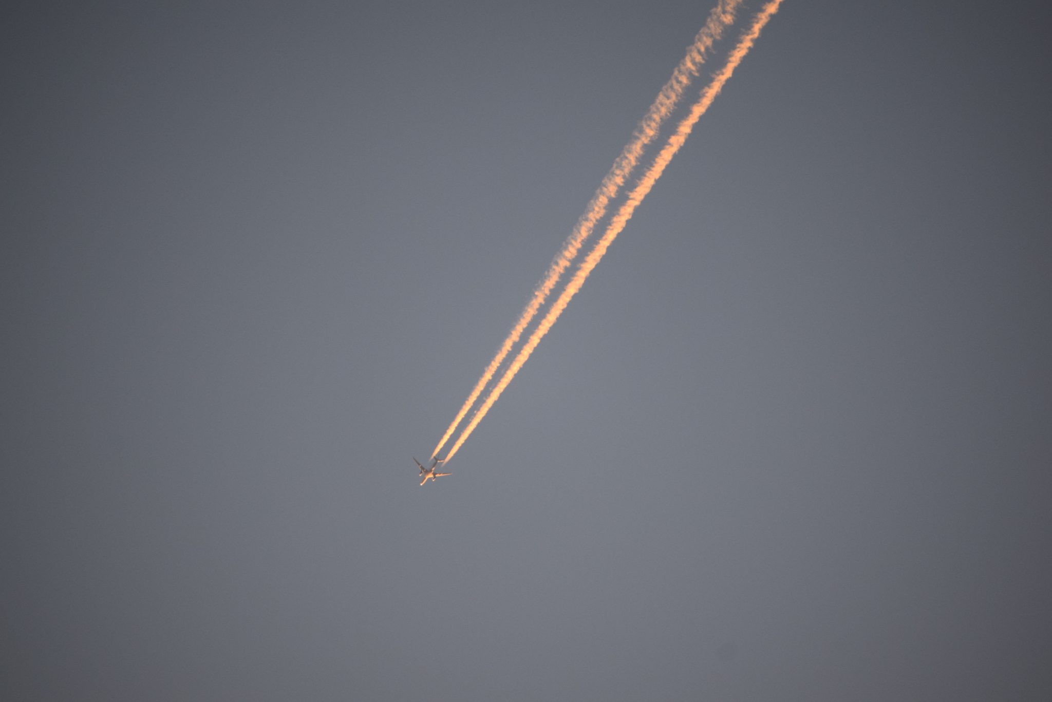 Teoria conspirației despre dârele albe ale avioanelor reapare pe rețelele sociale