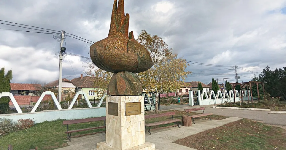 Monumentul cepei din Pericei: singura sculptură de acest fel din România și cea mai mare din lume