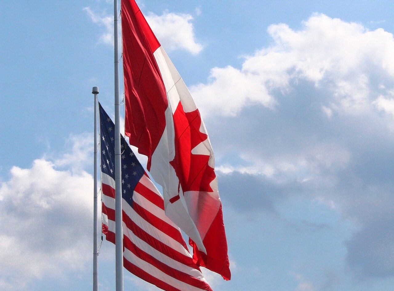 Statele Unite impun taxe vamale de 50% asupra unor produse canadiene în urma unui război comercial