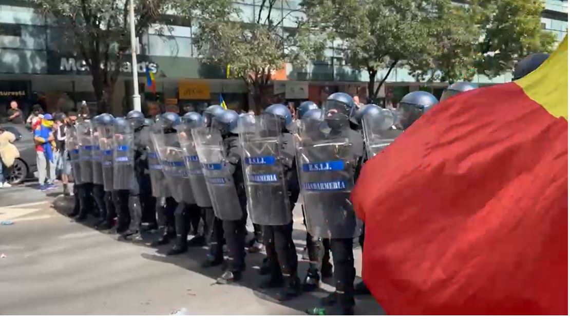 Tensiuni în Piața Victoriei: Jandarmii au folosit gaze lacrimogene pentru a menține cordonul de ordine