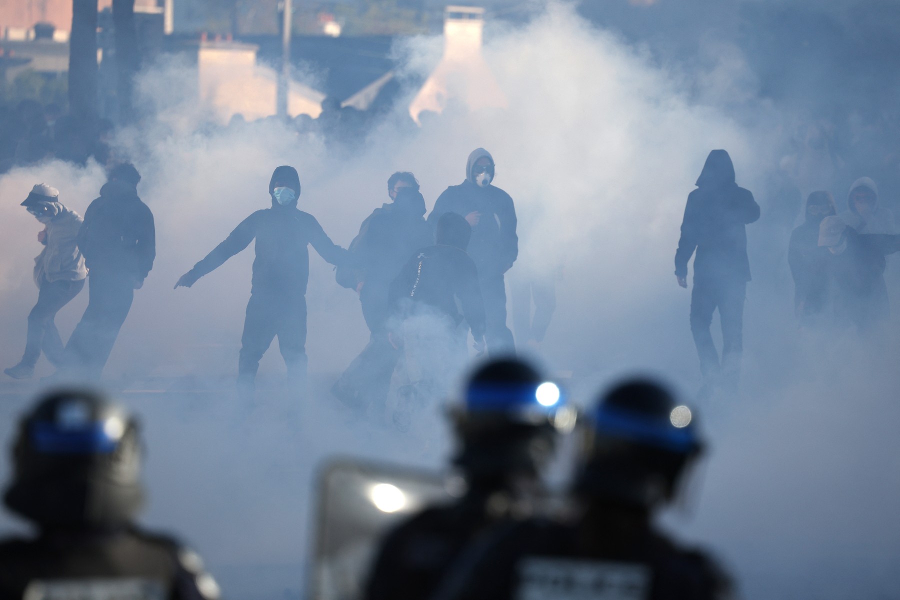 Sute de școli din Franța rămân închise luni în urma protestelor violente ale elevilor