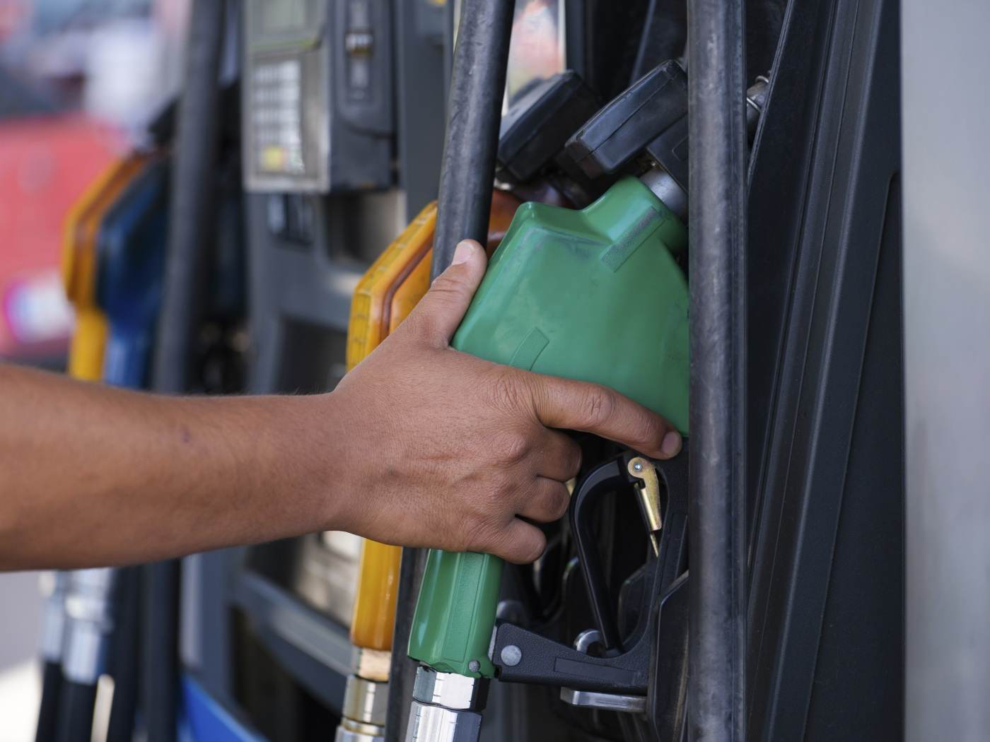 Guvernul Poloniei vrea să taxeze 60% din profiturile excepționale ale companiilor petroliere