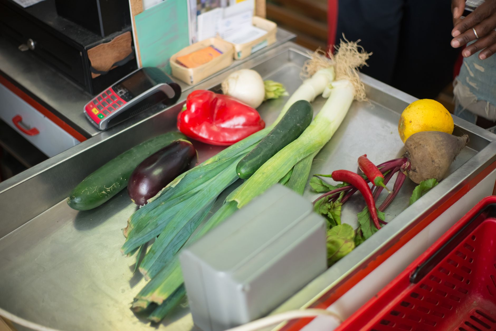 Schema pungilor de plastic: o casieră a furat 40.000 de euro printr-o metodă repetată de peste 1.000 de ori