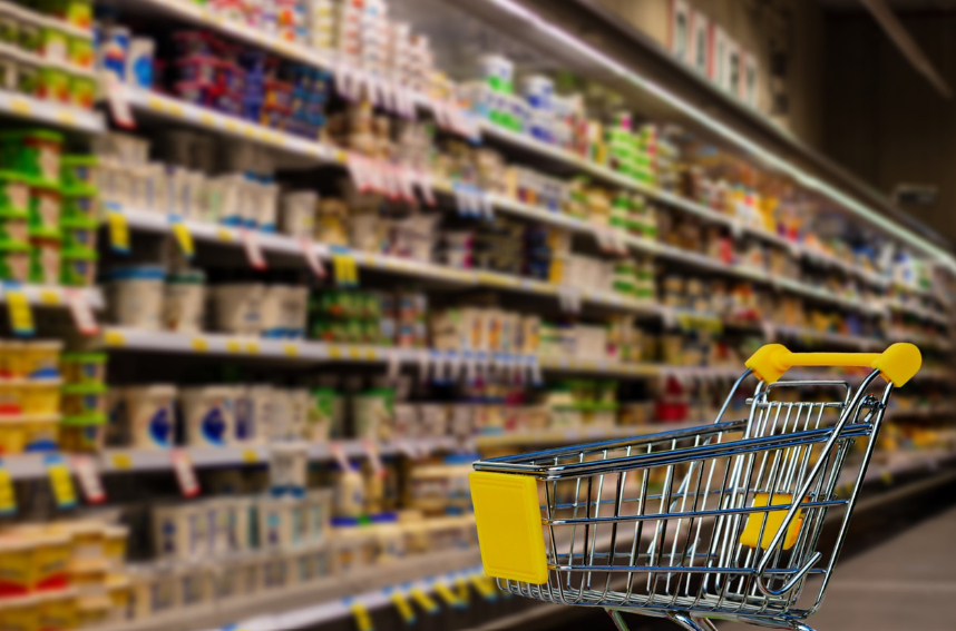 Schema pungilor de plastic prin care o casieriță a sustras zeci de mii de euro dintr-un supermarket