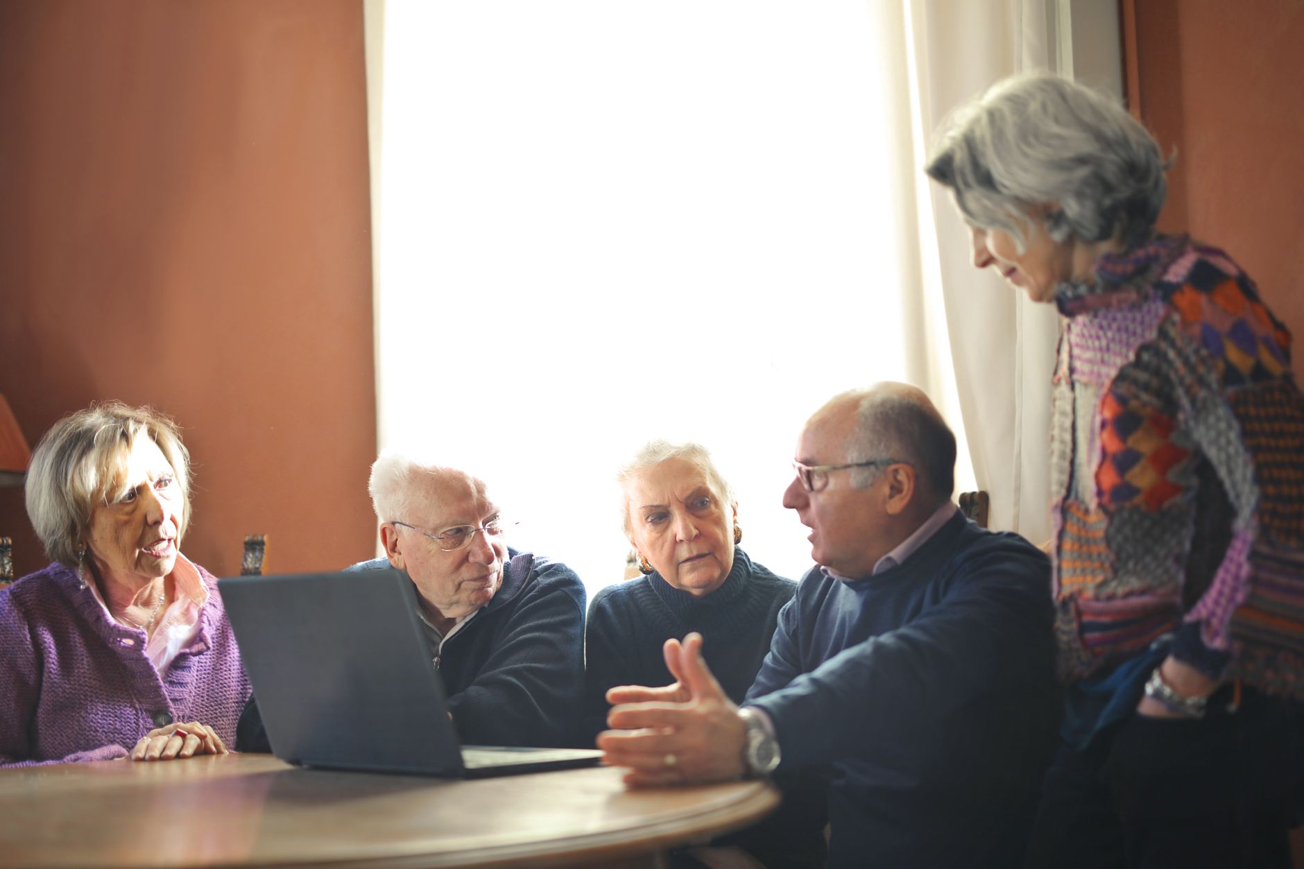 Pensionarii vor primi sume suplimentare în decembrie. Iată cât primesc în funcție de venit
