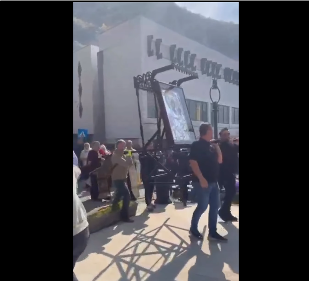 Directorul Parcului Domogled a fost filmat la o procesiune pentru ploaie, în timp ce incendiile continuă