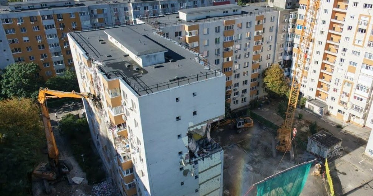 Demolarea controlată a etajelor superioare ale blocului din Rahova, afectat de explozie
