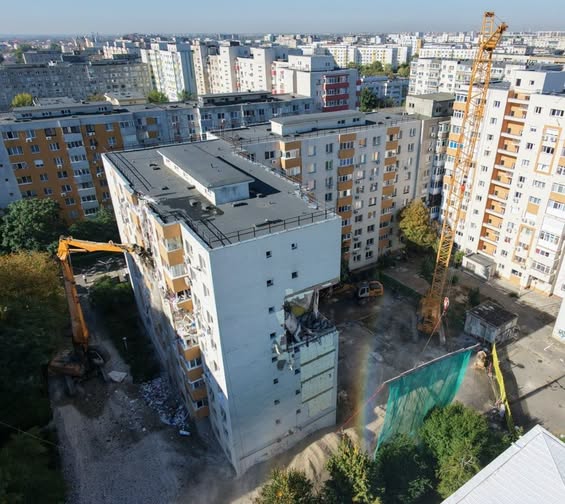 Demolare controlată a etajelor superioare ale unui bloc din Rahova, după deflagrația care a provocat victime