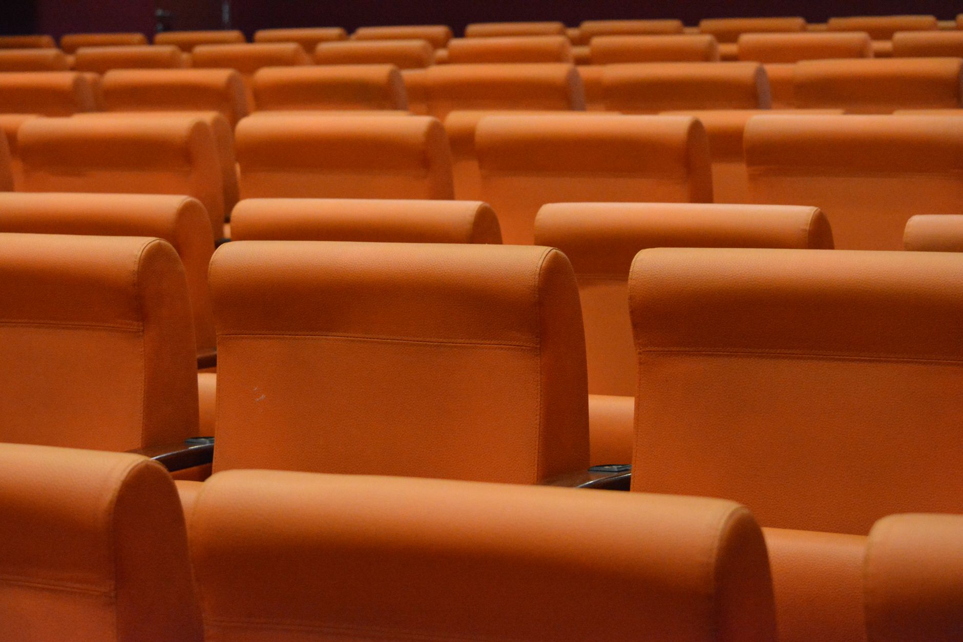 O femeie din Italia a câștigat 145.000 de euro după ce s-a rupt piciorul la cinema