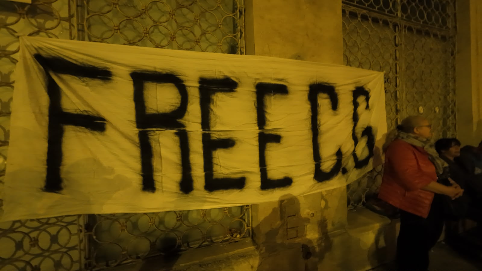 Proteste în fața Arestului Central pentru eliberarea lui Călin Georgescu