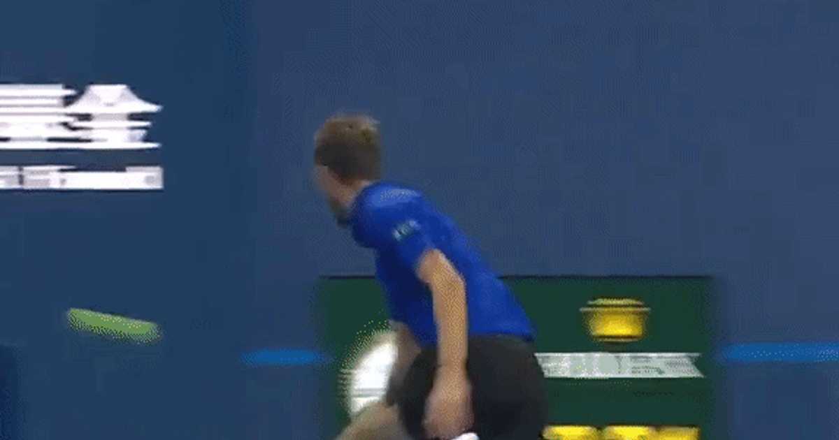 Daniil Medvedev descalificat la Beijing după ce a lovit un spectator cu mingea