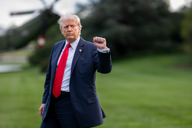 Donald Trump semnează un ordin executiv pentru reducerea prețurilor la motorină prin eliminarea restricțiilor